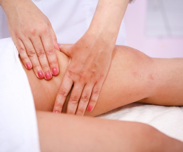 Massagem Modeladora, auxilia na perda de medidas.