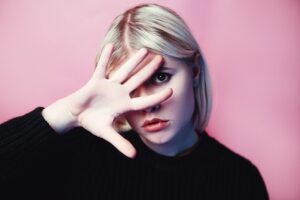 Leia mais sobre o artigo Como tratar bolsa e inchaço ao redor dos olhos