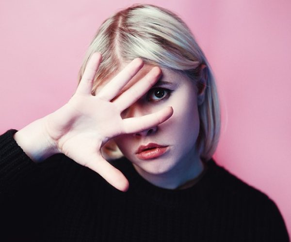 Como tratar bolsa e inchaço ao redor dos olhos